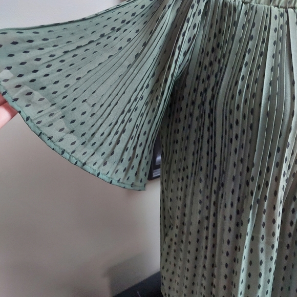 She &Sky Pleated Blouse - Picture 3 of 5